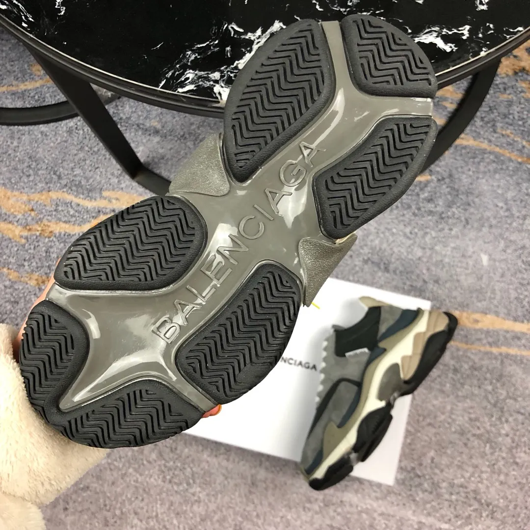 👟👟Ex-factory price 800👟👟 Balenciaga second generation 17 colors🖤 Balenciaga Triple-s Balenciaga-dad shoes. The world’s most popular retro jogging shoes 🔥. 🔺Retro distressed craftsmanship ~ original combination sole, heavy craftsmanship, not a low-end 2-layer combination sole! The upper is made of imported parachute cloth spliced ​​with nubuck matte, priced at 24 yuan per foot, which is different from the ordinary canvas on the market! The back is covered with cowhide high-frequency embossing! ⚠️When purchasing authentic products at the counter, I specifically asked the clerk about the materials. Size: 35-41 yards, men’s size 39-45, matching cloth bag, shoelaces, complete certificate of certification/men’s model will be notified later.